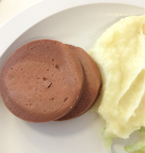 "Såhär såg både den vegetariska korven och den med kött i ut" skriver eleven Jessica som serverades den här oinspirerande skollunchen. "Såhär såg både den vegetariska korven och den med kött i ut" skriver eleven Jessica som serverades den här oinspirerande skollunchen.